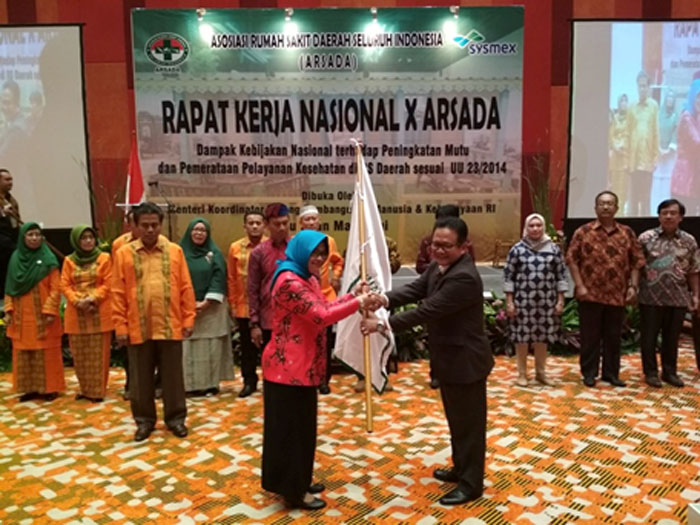 Serah terima simbolik bendera ARSADA Daerah Kalimantan Barat